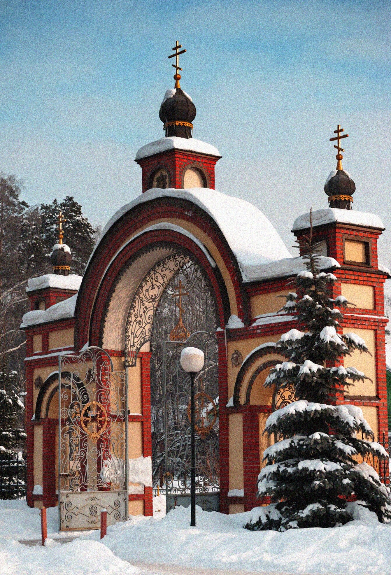 Святые ворота Петропавловской церкви в поселке Ильинский