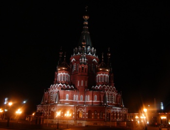 Свято-Михайловский собор в Ижевске: величественный вид в ночной подсветке