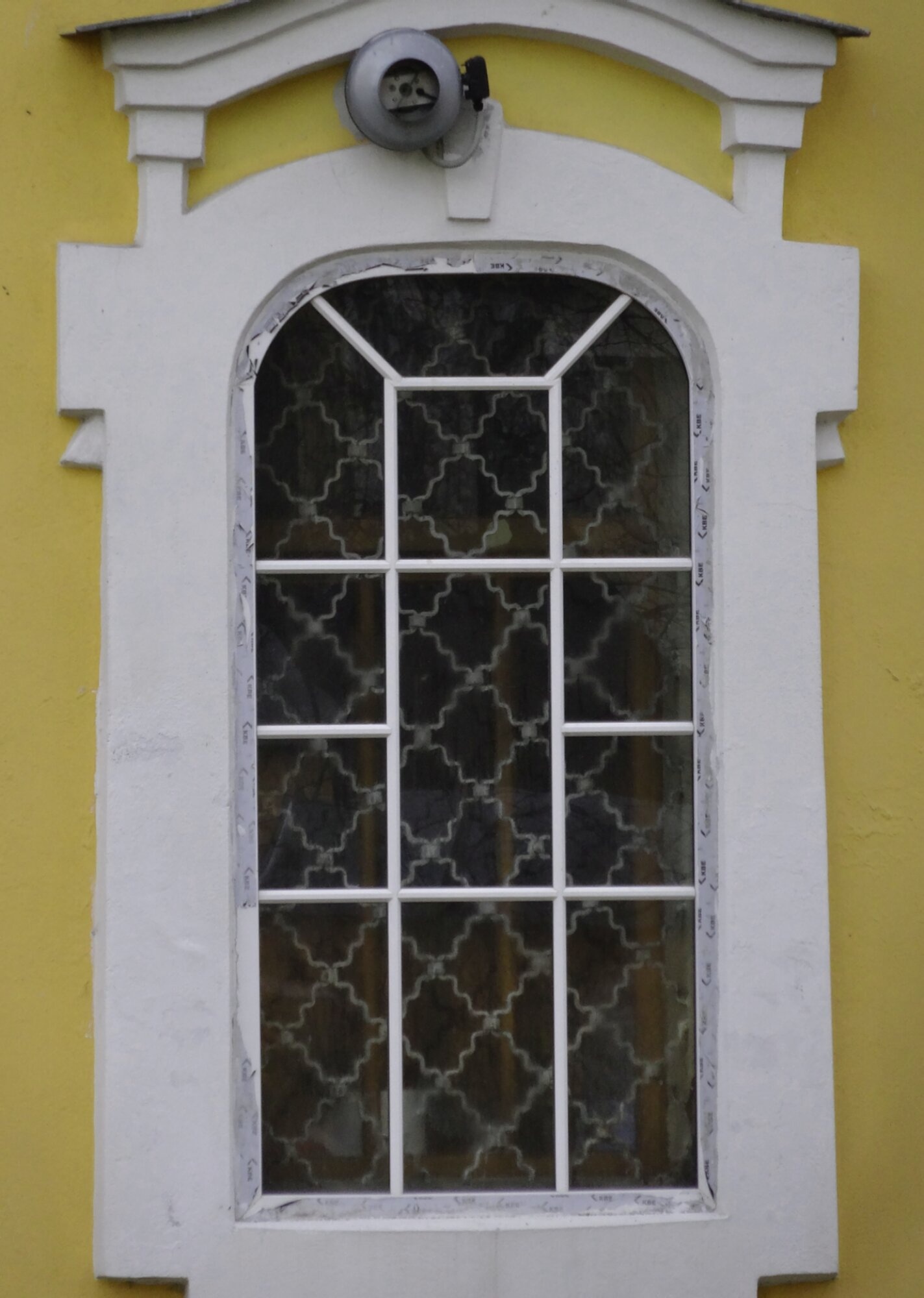 Арочное окно Церкви Воскресения Христова в селе Ермолино