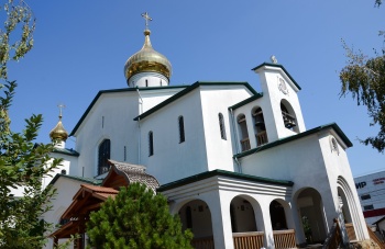 Вход на территорию храма преподобного Серафима Саровского в Анапе