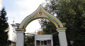 Вход в Храм преподобных Зосимы и Савватия в Гольянове