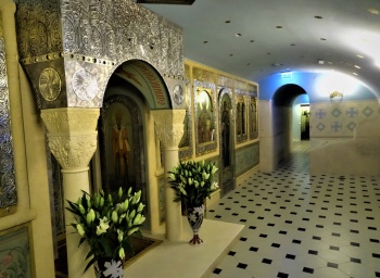 Интерьер пещерного храма собора Казанской иконы Божией Матери в Казани