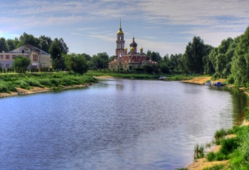 Воскресенский собор в Старой Руссе на берегу реки Полисть