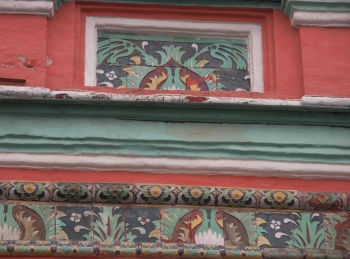 Изразцовый декор фасада Храма Святителя Григория Неокесарийского в Москве