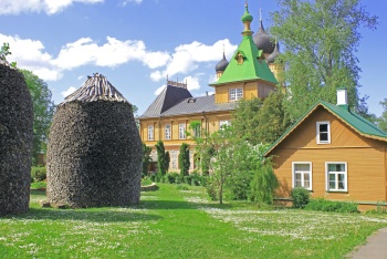 Внутренний двор Пюхтицкого Успенского ставропигиального женского монастыря