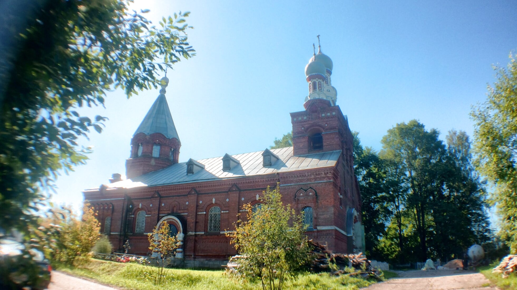 Покровская церковь: архитектурный облик и окружающий пейзаж