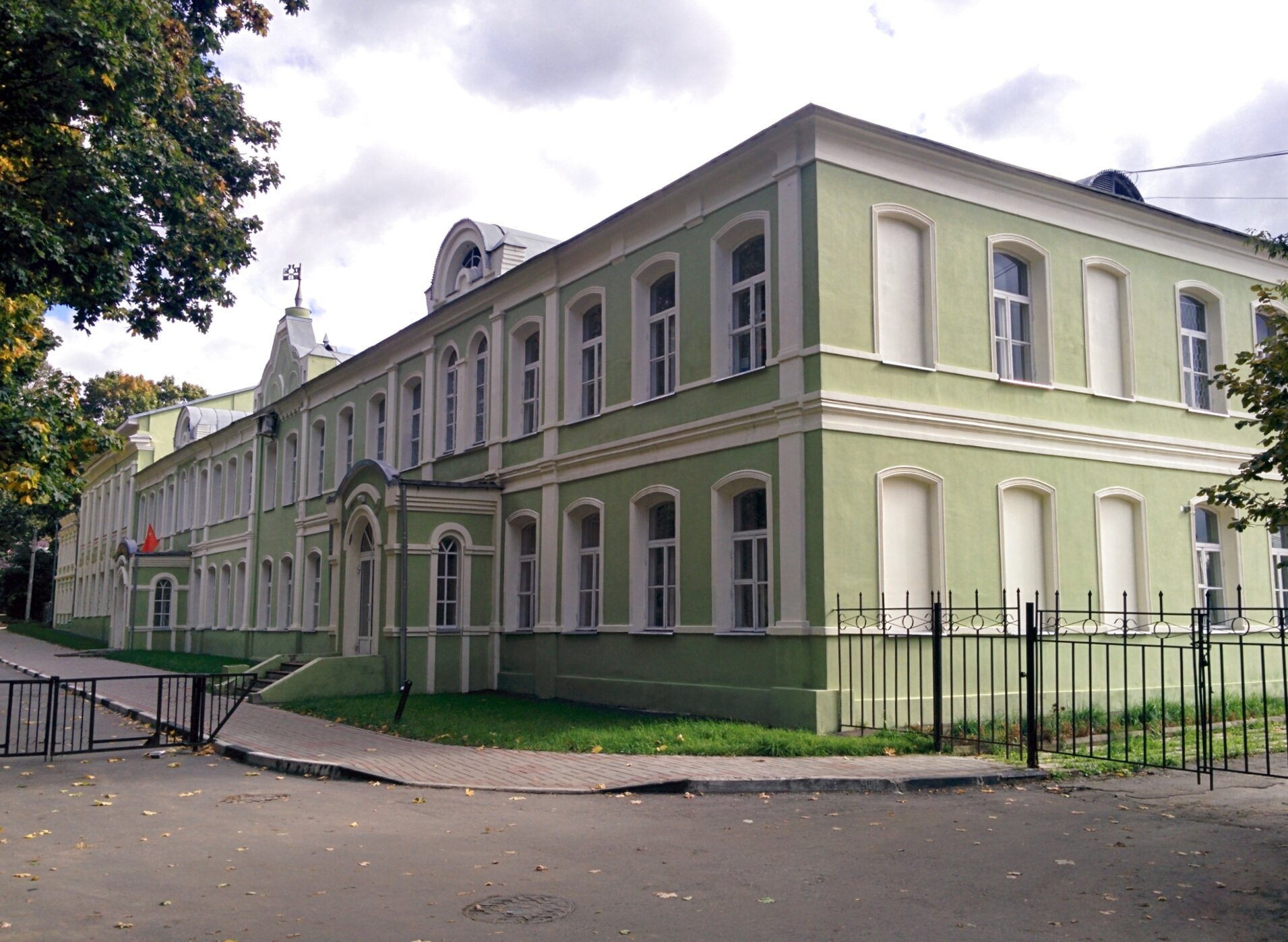 Александро-Невская гимназия с церковью Ильи Пророка в Сергиевом Посаде