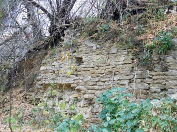 Руины каменной стены Церкви Николая Чудотворца (Красная горка)