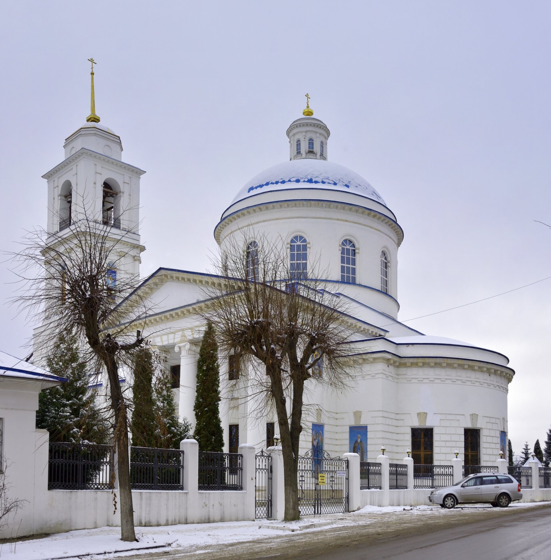 Никольский собор (Церковь Николы Белого) в зимнем убранстве