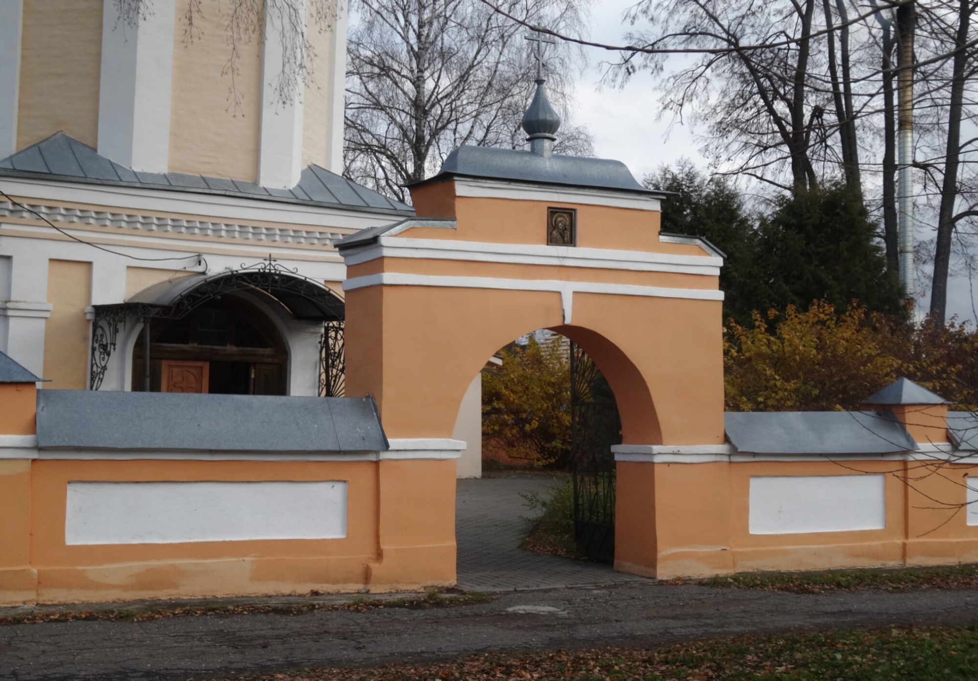 Святые врата Воскресенского храма в Ермолино