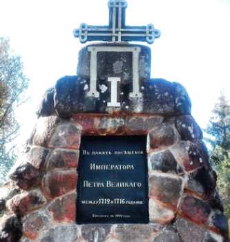 Успенская часовня и памятник Петру I в деревне Заголодно