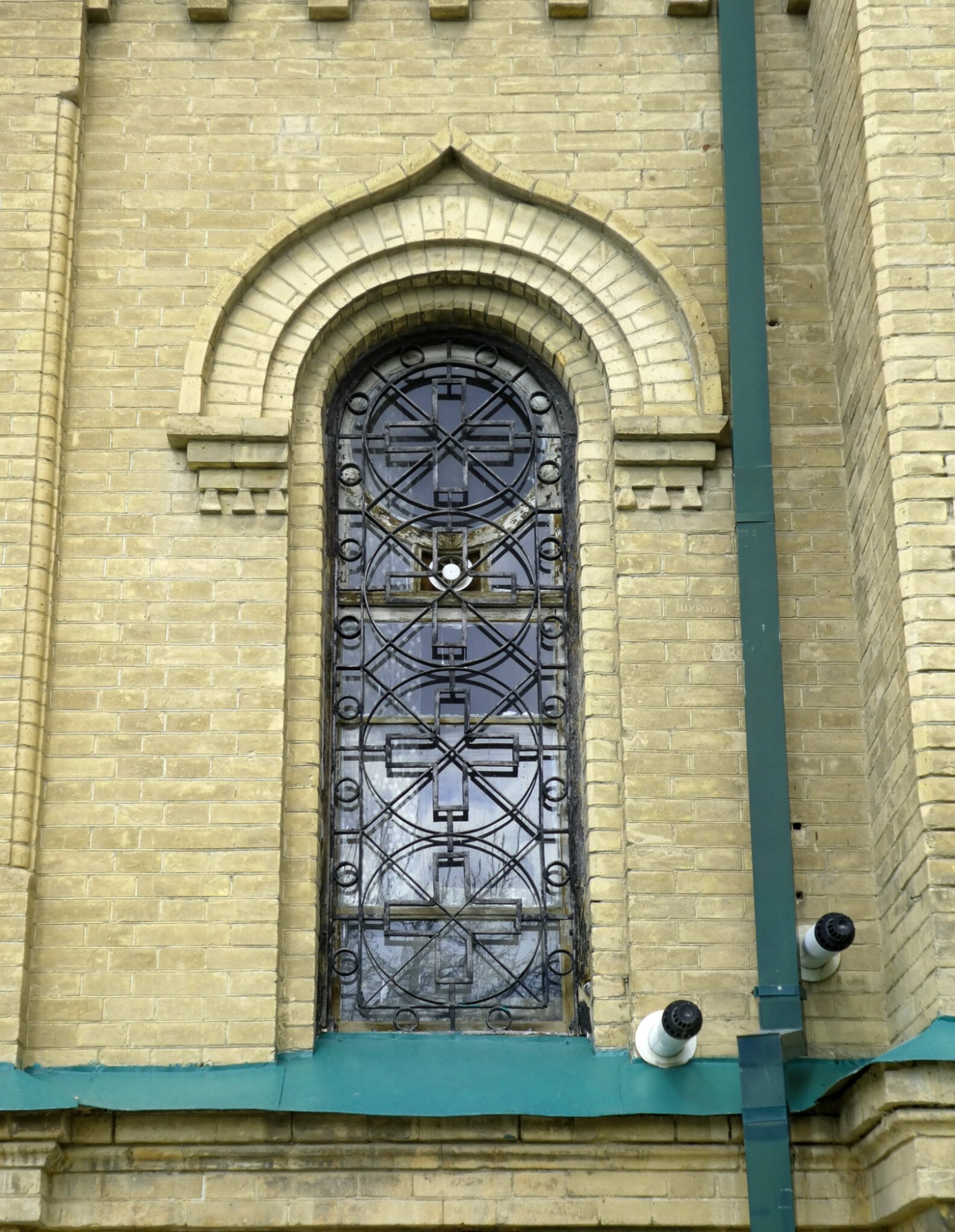 Окно Собора Святителя Алексия в Самарканде