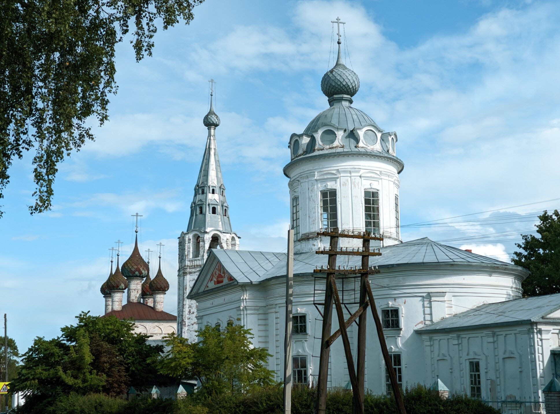 Троицкий храм и колокольня в селе Писцово