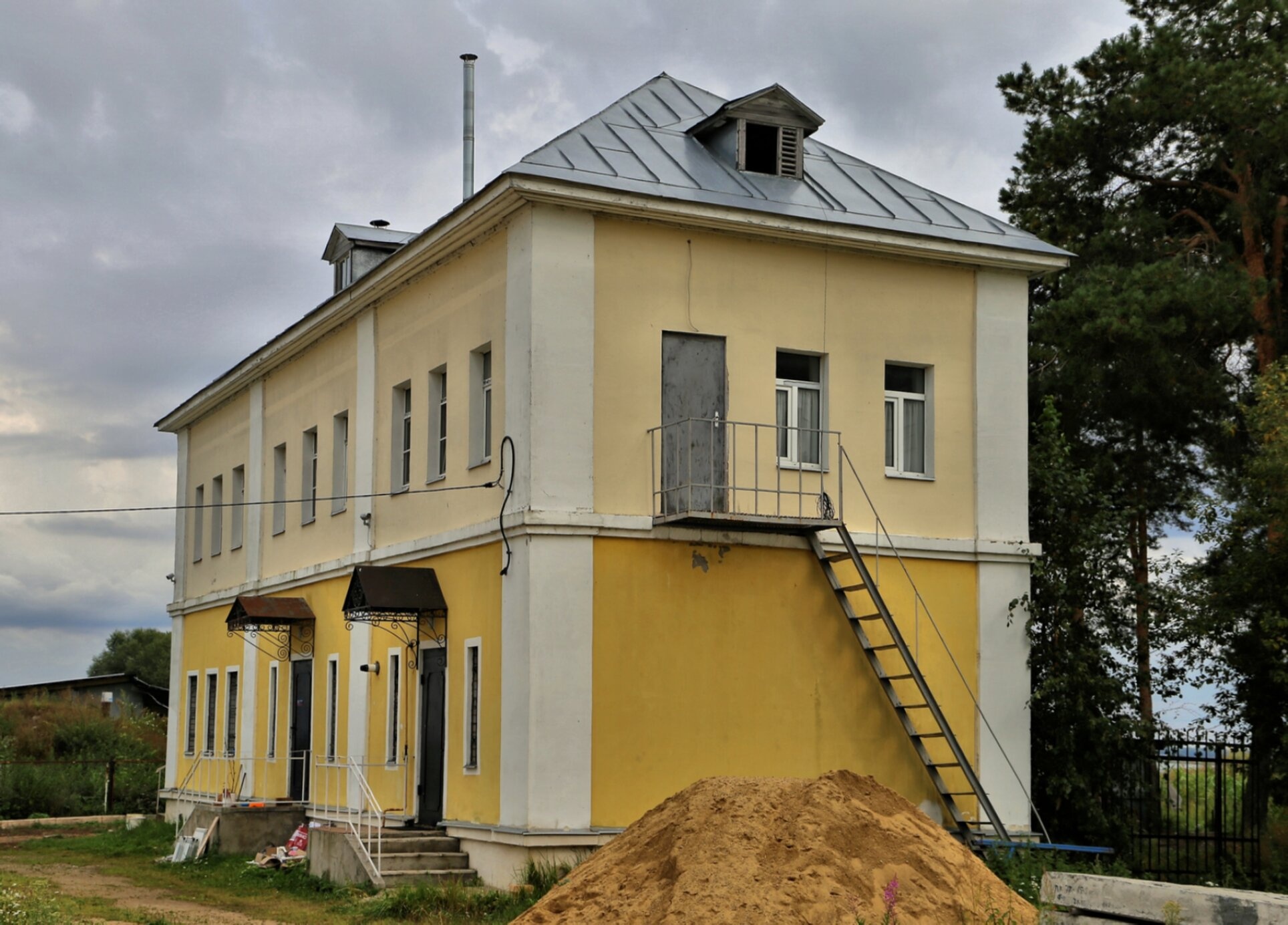 Братский корпус Богоявленского Авраамиева монастыря в Ростове Великом