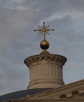 Золотой купол Владимирской церкви в Баловнево