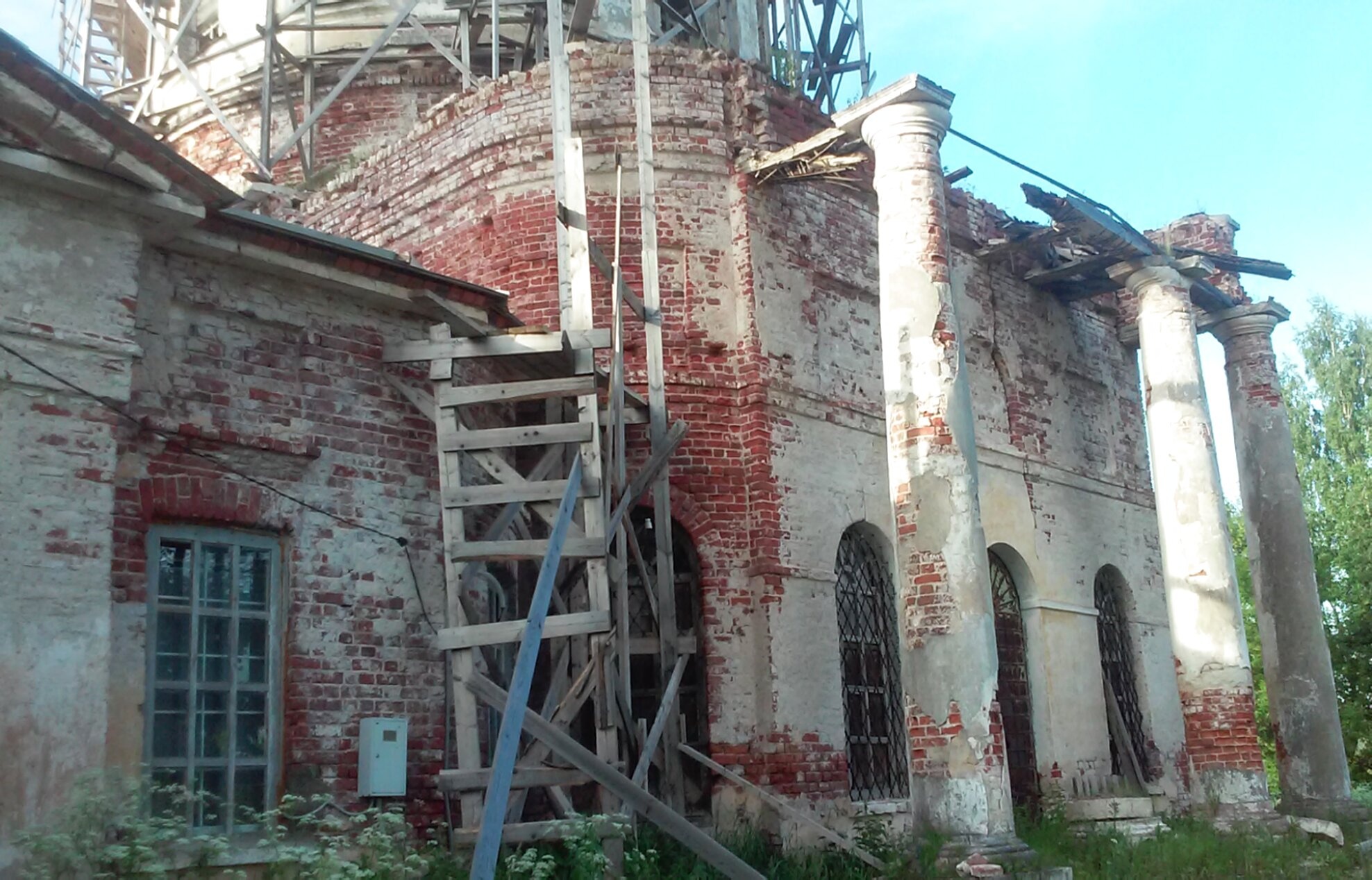 Храм иконы Божией Матери «Всех скорбящих Радость» в Залазино