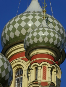 Купола Покровской церкви на Боровой улице в Санкт-Петербурге