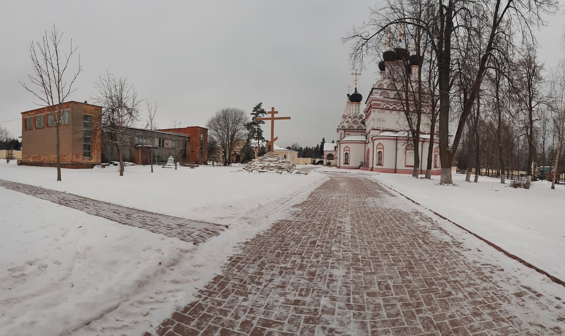 Зимний пейзаж в Троицком Александро-Невском монастыре в Акатово
