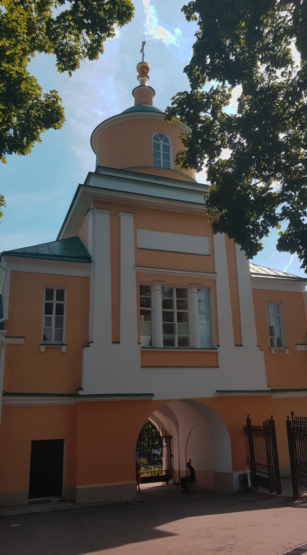 Надвратная церковь святителя Митрофана Воронежского в Покровском Хотьковом монастыре
