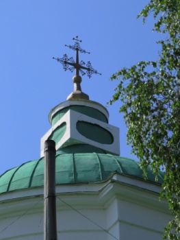 Купол с крестом Петропавловской церкви в селе Порецкое