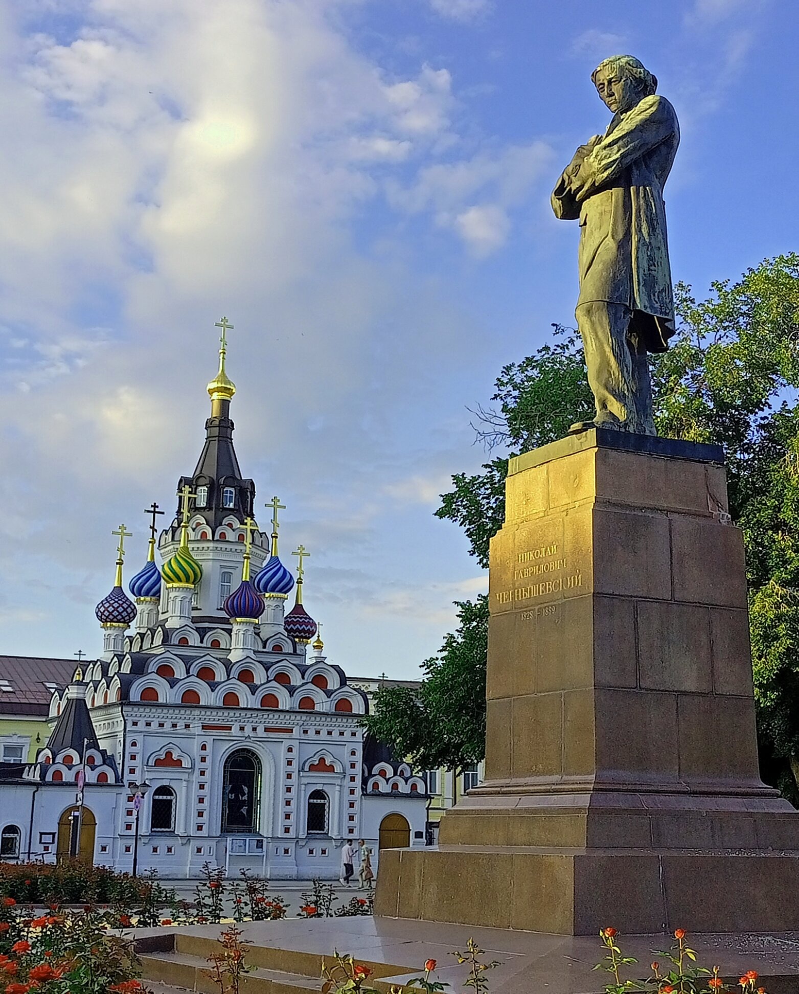 Храм иконы Божией Матери «Утоли моя печали» и памятник Н.Г. Чернышевскому в Саратове