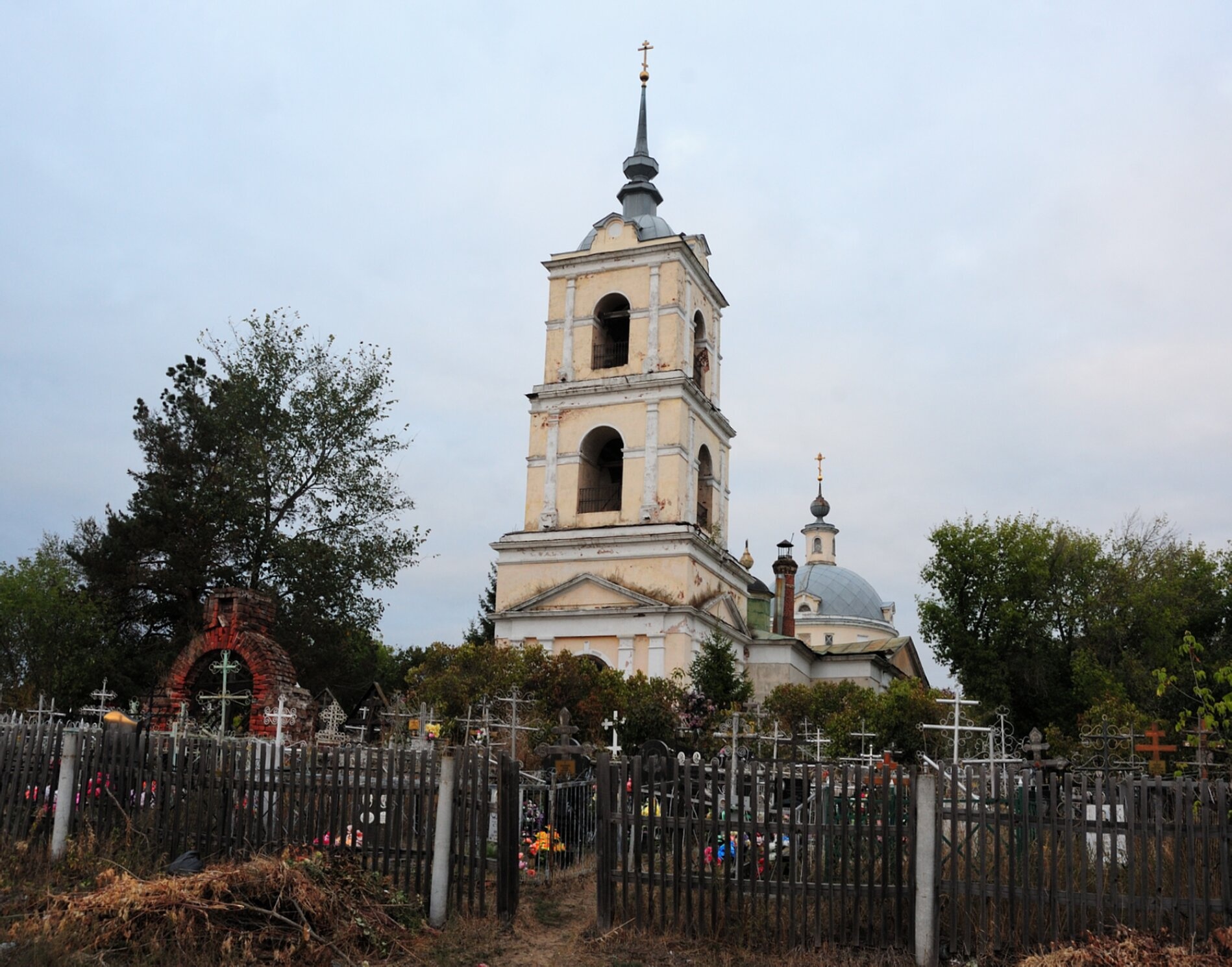 Храм Трёх Святителей в Белоомуте