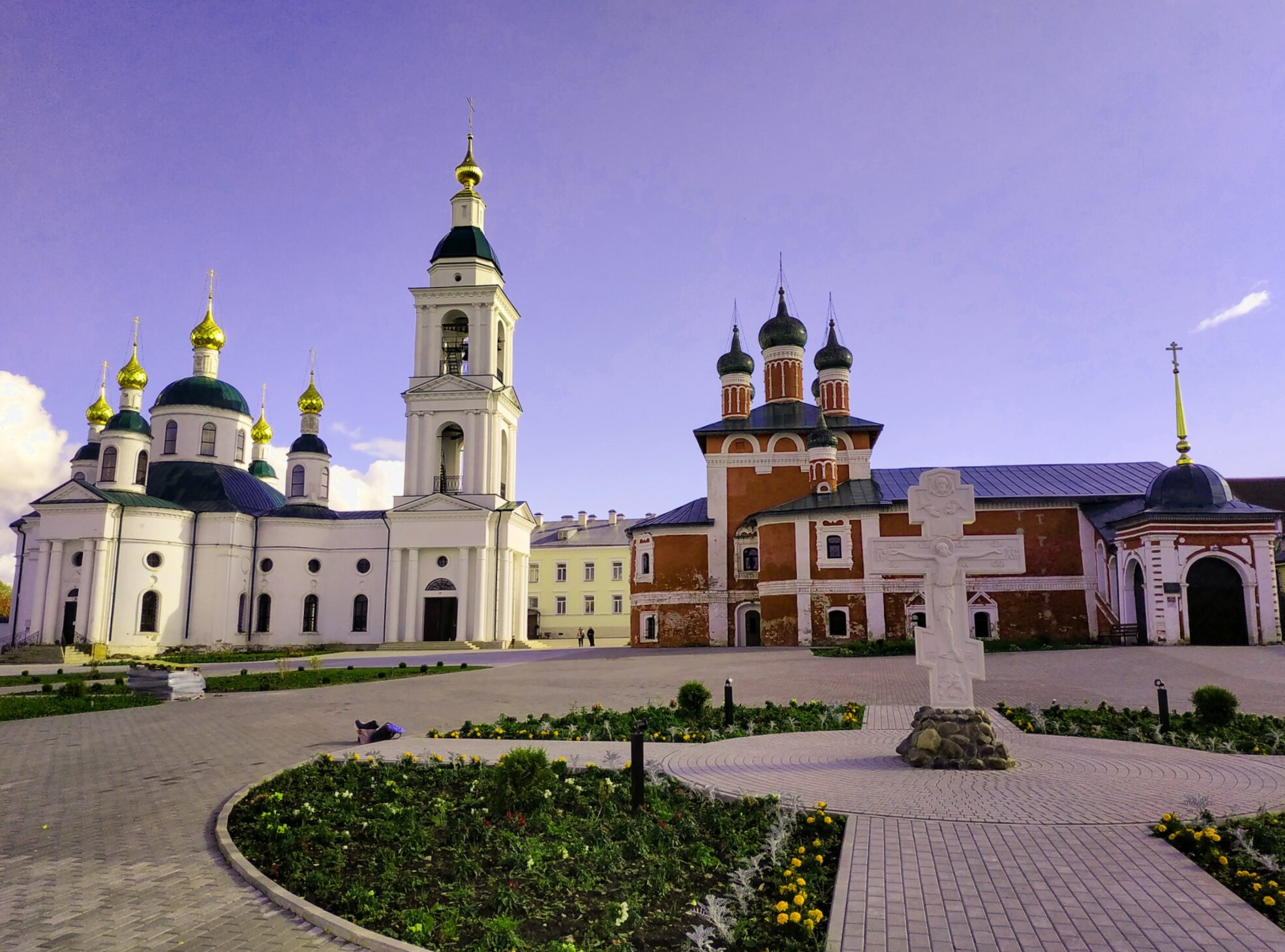 Богоявленский монастырь в Угличе: Феодоровская и Смоленская церкви