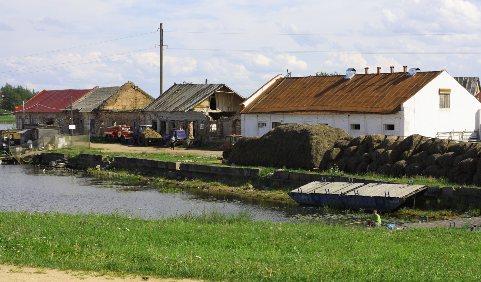 Церковь Всех Святых с больничными палатами (Светлица)
