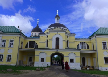 Воскресенский собор в Твери: Входная арка и храмовые строения