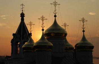 Храм Иоанна Предтечи в лучах закатного солнца