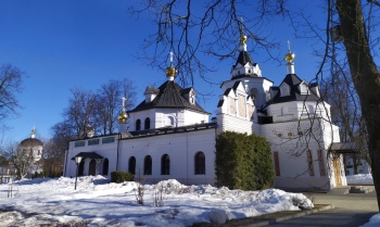 Свято-Троицкий Стефано-Махрищский монастырь в зимнем убранстве