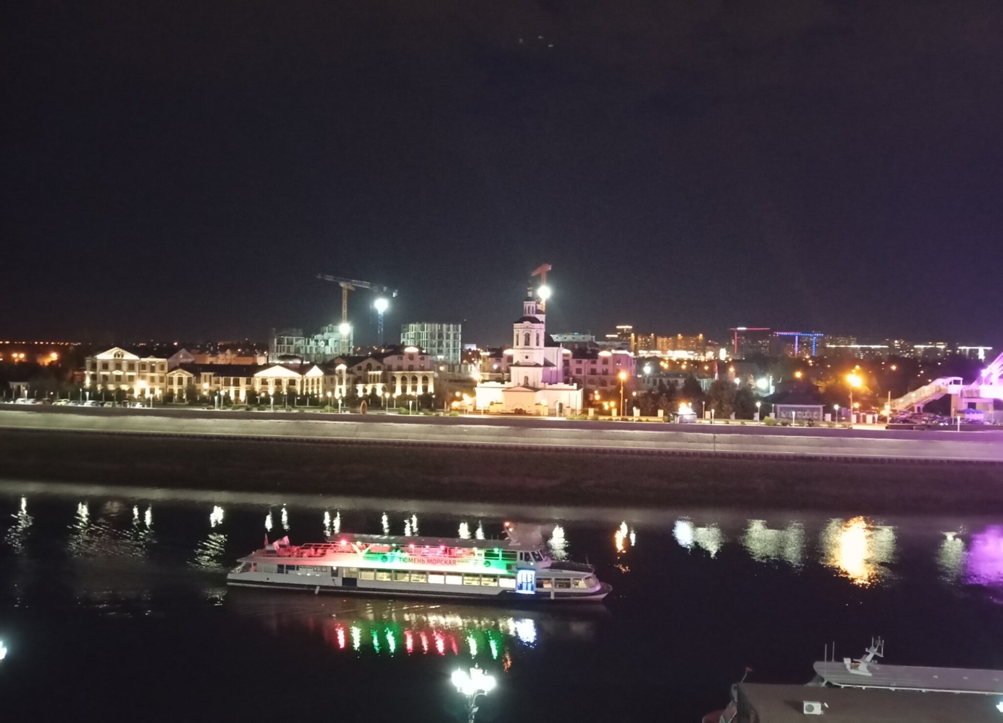 Вознесенско-Георгиевская церковь в Тюмени: ночной пейзаж