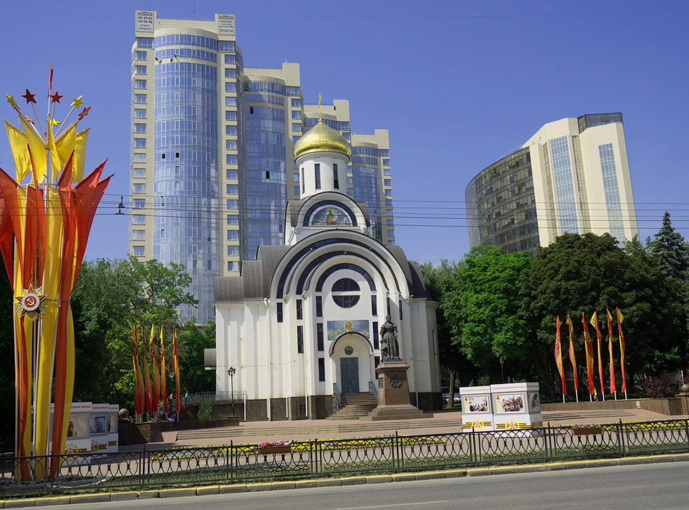Покровский сквер в Ростове-на-Дону: храм и памятник основательнице города