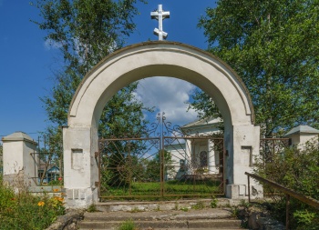 Вход на территорию Церкви Преображения Господня в Кужёнкино