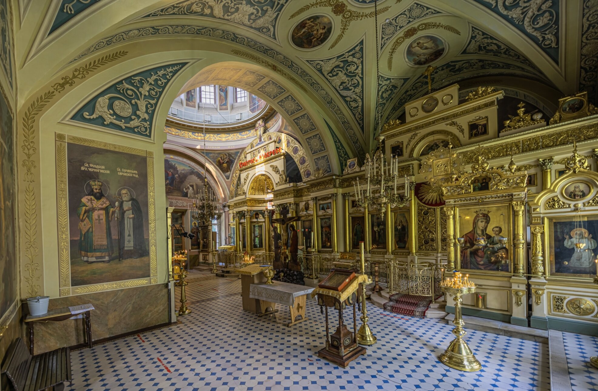 Интерьер храма Сошествия Святого Духа на Даниловском кладбище