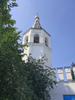 Колокольня Свято-Троицкого мужского монастыря в Тюмени