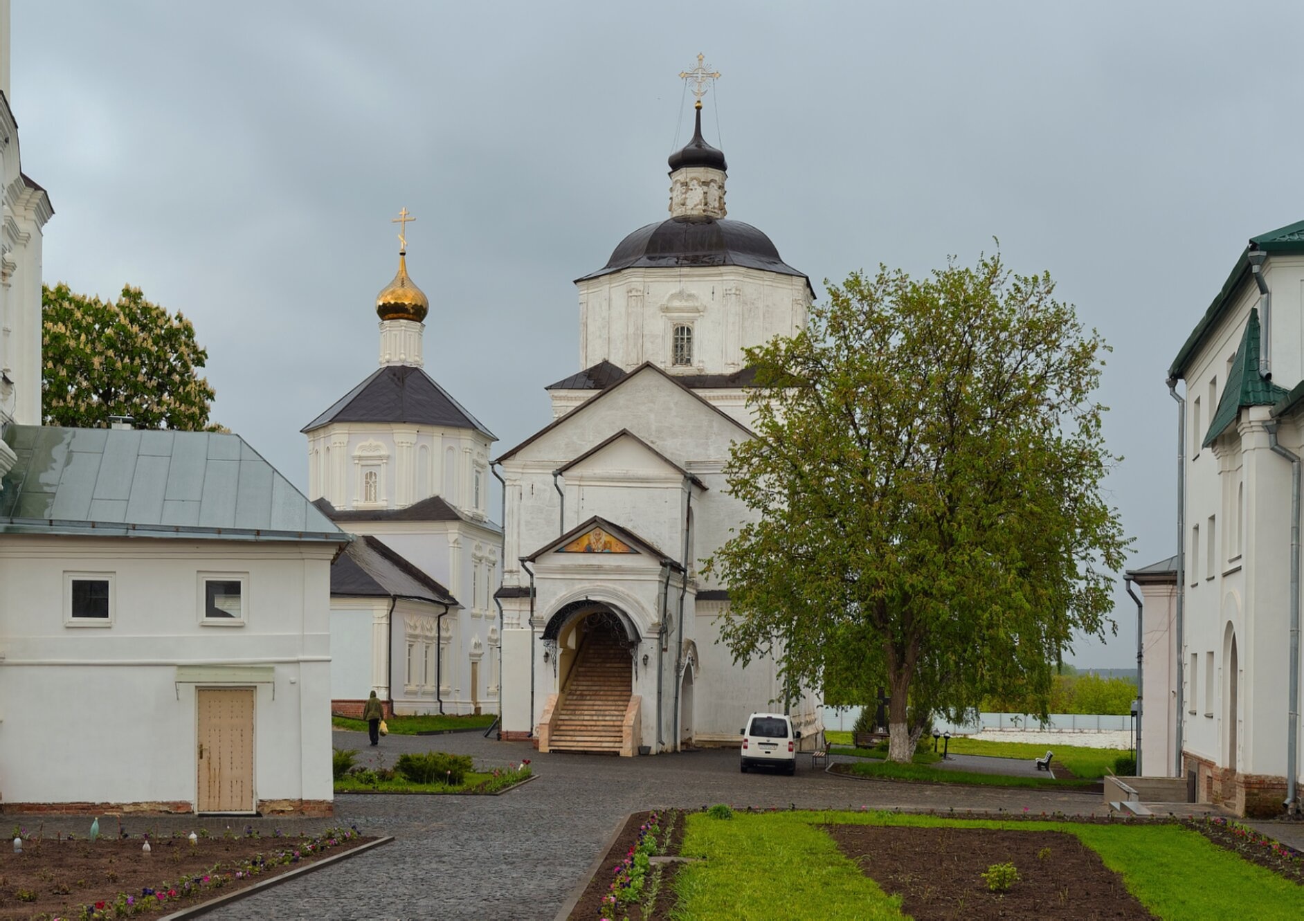 Рыльский Свято-Николаевский мужской монастырь: история и архитектура на фотографии