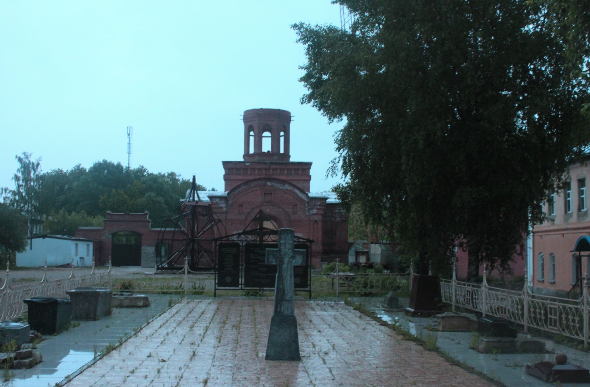 Внутренний двор Свято-Лаврентьева монастыря в Калуге