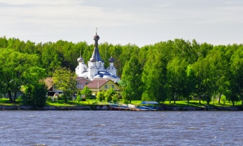 Успенская церковь в Густомесово на Волге