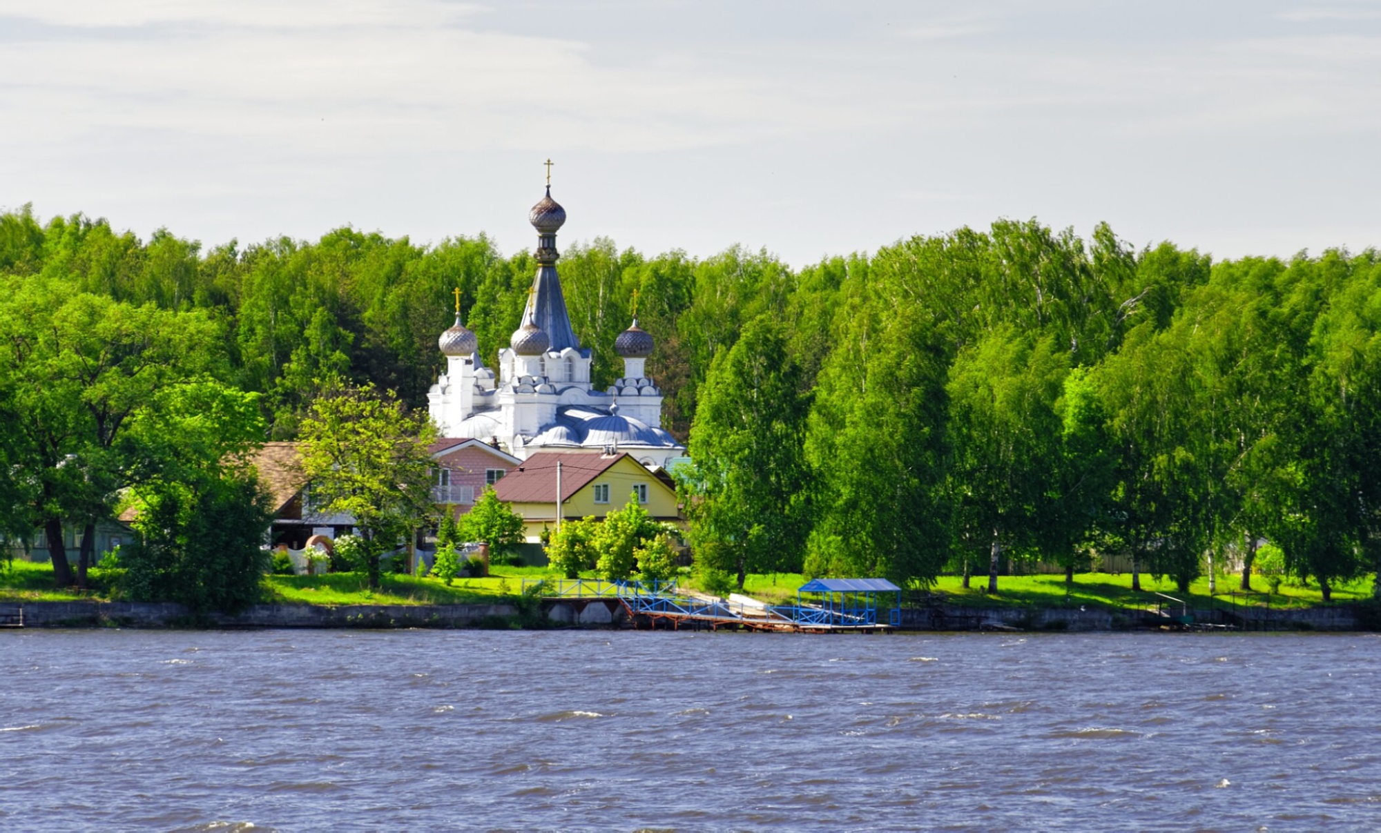 Успенская церковь в Густомесово на Волге