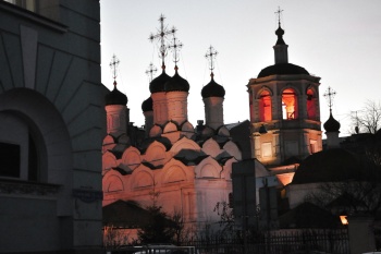 Храм Успения Пресвятой Богородицы в Путинках в вечернем освещении