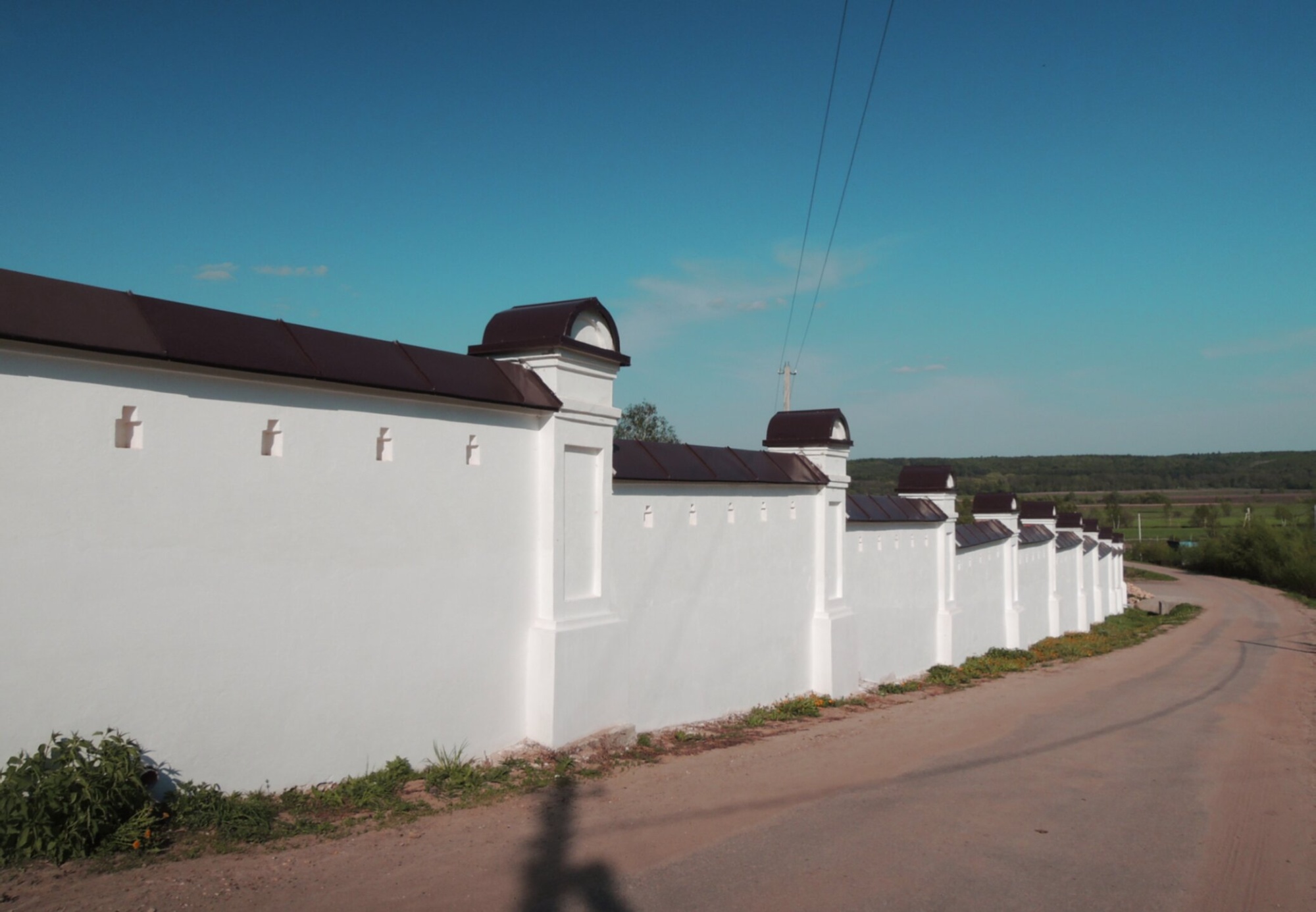 Стена Спасо-Воротынского монастыря вдоль грунтовой дороги