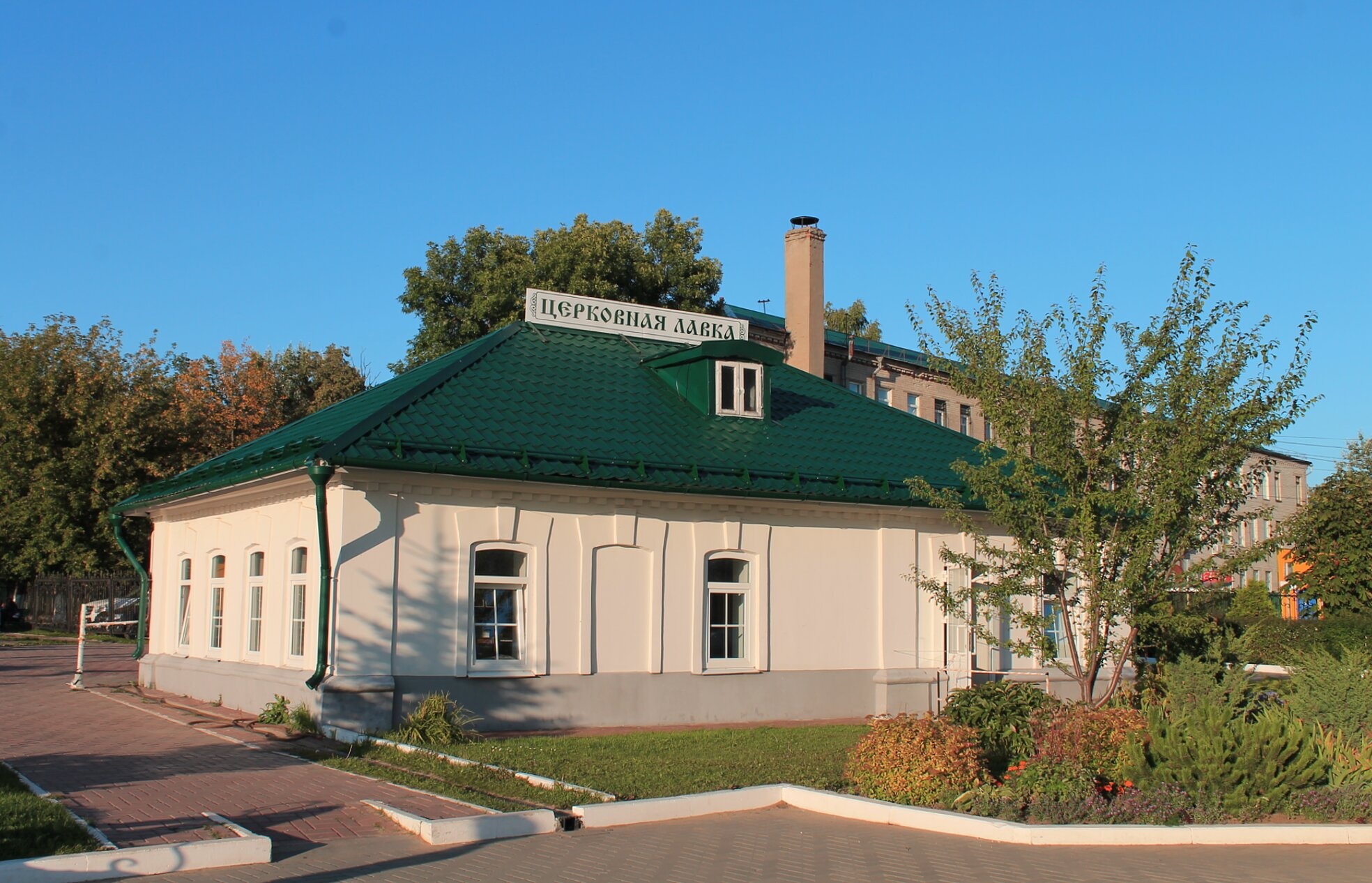 Церковная лавка при Знаменском храме в городе Бор