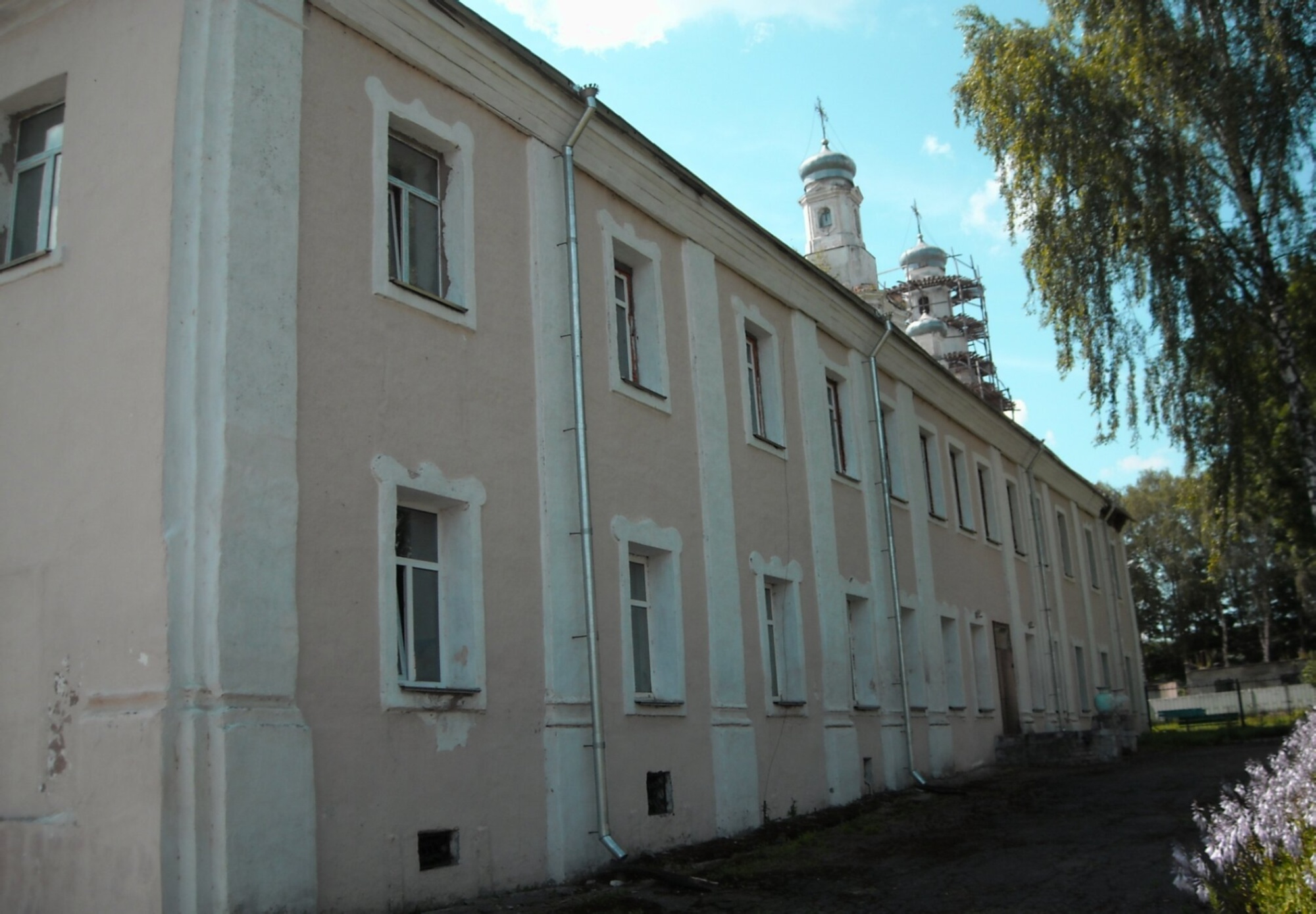 Братский корпус Свято-Покровского женского монастыря в Толочине