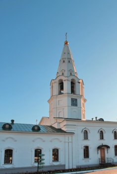 Церковь иконы Божией Матери «Знамение» в Бору: колокольня с курантами