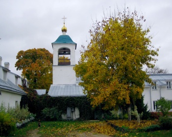 Снетогорский монастырь в Пскове: осенний вид на колокольню