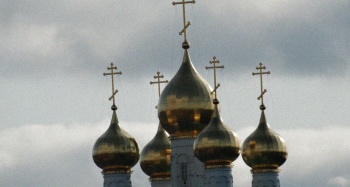 Золотые купола Воскресенской церкви в Павлове