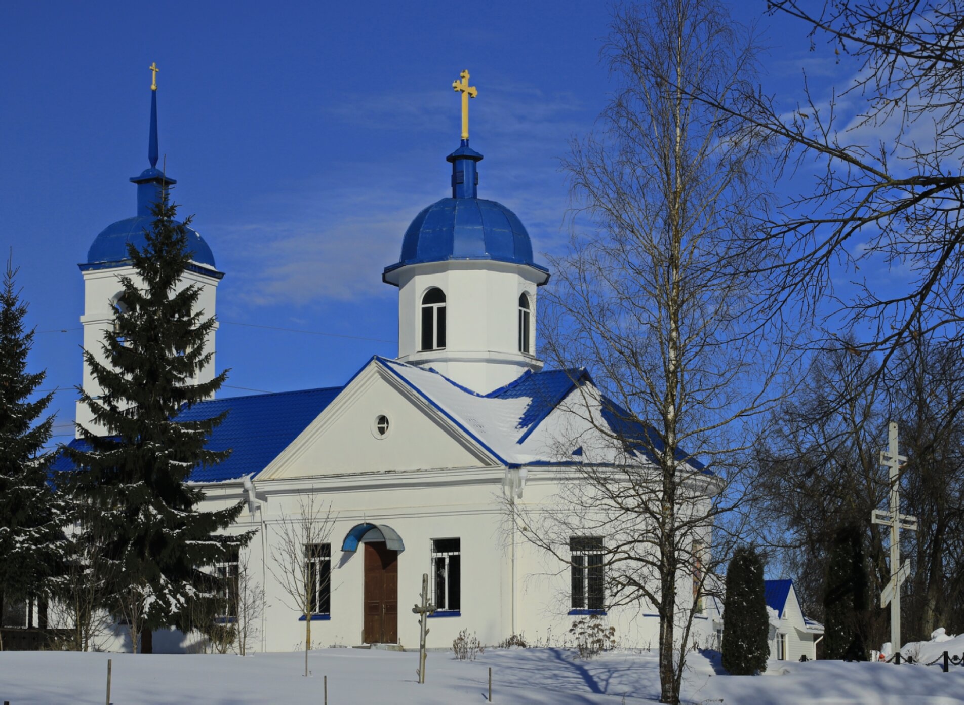 Храм святого Архангела Михаила в Волхове в зимнем убранстве