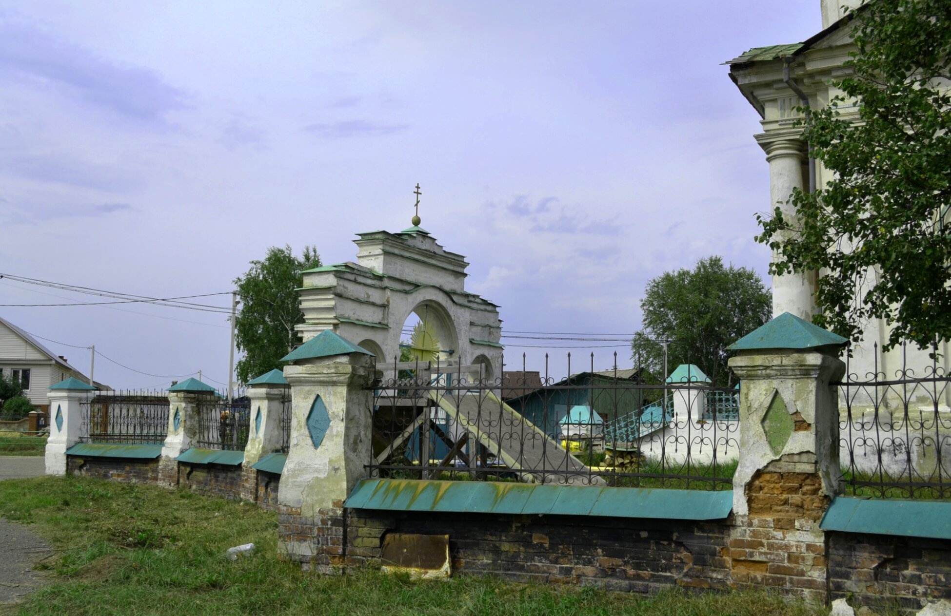 Западные ворота Церкви Святителя Николая Чудотворца в селе Бынги