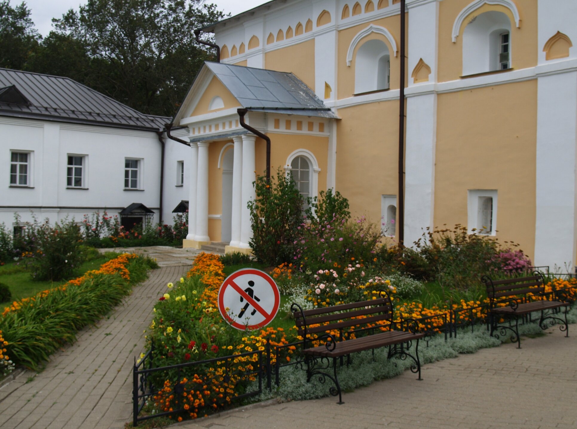 Поленница дров в Варлаамо-Хутынском Спасо-Преображенском монастыре